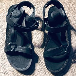Teva women’sYsidro black sandals, never worn